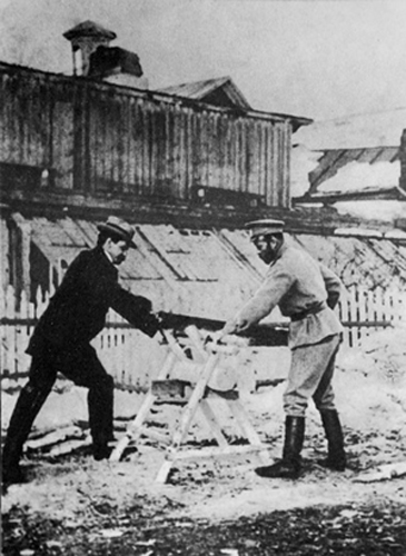 36. Государь с П. Жильяром пилят дрова.jpg
